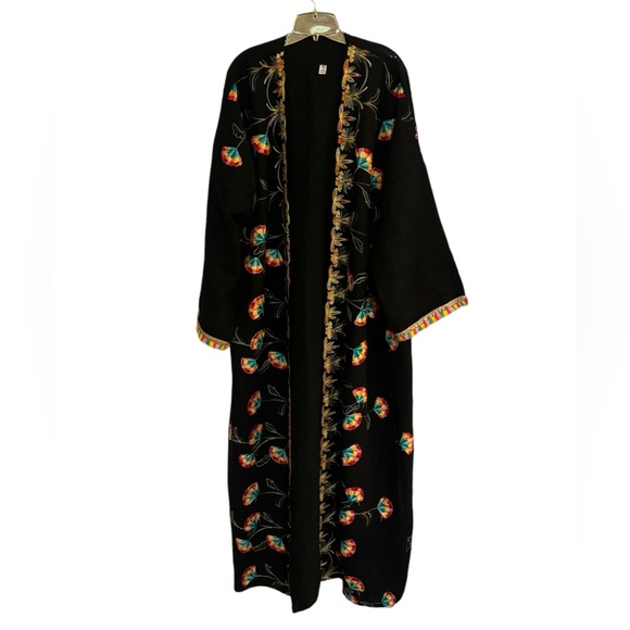 Embroidered black linen kimono - Picture 4 of 11